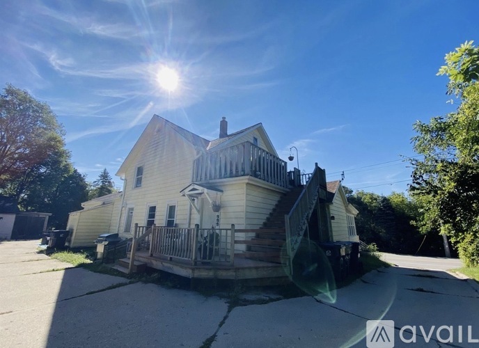 W1826 Main Street 3 Beds Single Family Home for Rent - Photo gallery 2