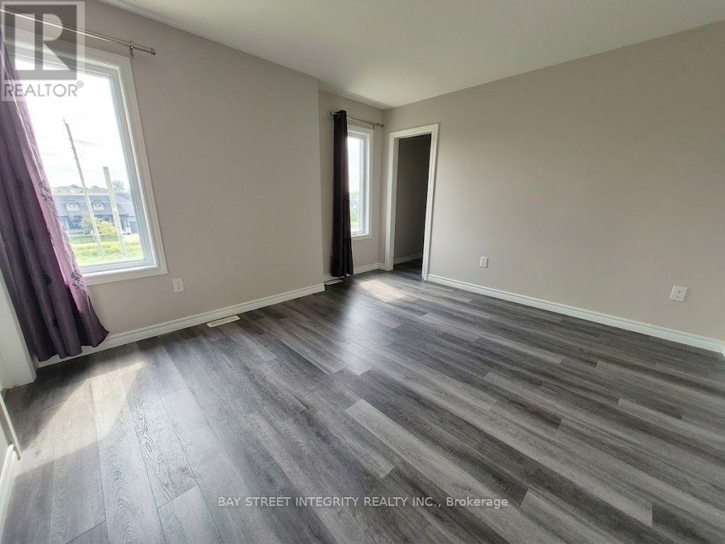 3 bedroom apartment - 60 - UPPER 435 CALLAWAY ROAD 60, London North (North R) 2