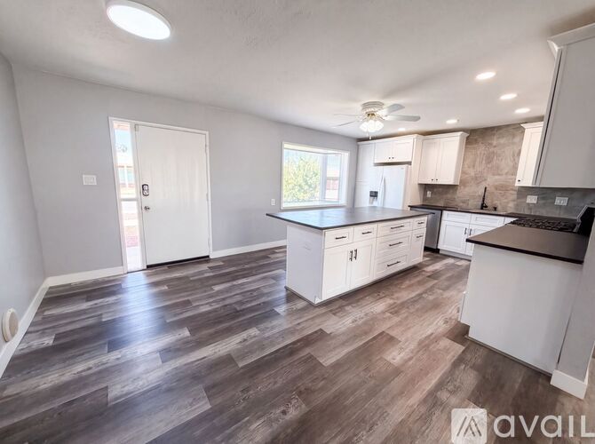 7328 E Lewis Ave 4 Beds Single Family Home for Rent - Photo gallery 3