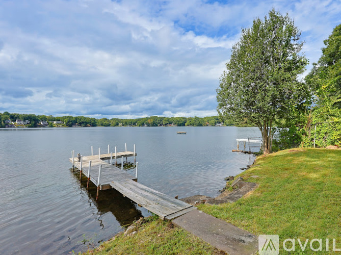 47 Lakeshore Drive 3 Beds Single Family Home for Rent - Photo gallery 1