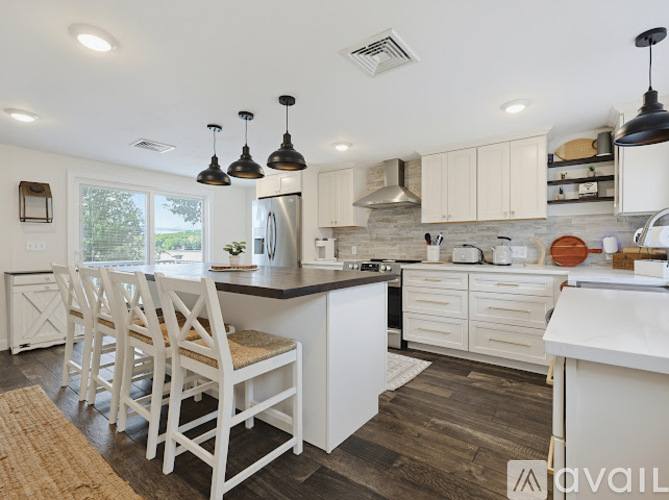 47 Lakeshore Drive 3 Beds Single Family Home for Rent - Photo gallery 5