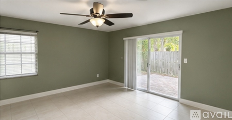712 Northeast 3rd Avenue 3 Beds Single Family Home for Rent - Photo gallery 2