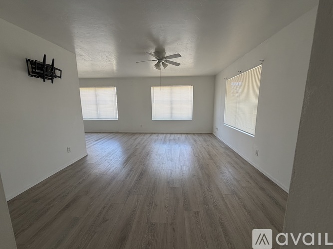4702 North 76th Avenue 3 Beds Single Family Home for Rent - Photo gallery 2