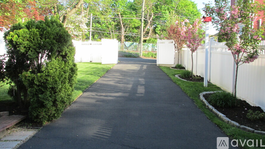 Cottage In Queens 1 Single Family Home for Rent - Photo gallery 1