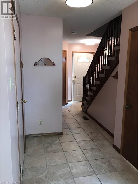 634A PINEROW Crescent 3 Beds Apartment for Rent