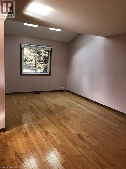 634A PINEROW Crescent 3 Beds Apartment for Rent