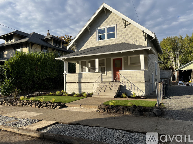 619 Northeast Stanton Street 4 Beds Single Family Home for Rent - Photo gallery 2