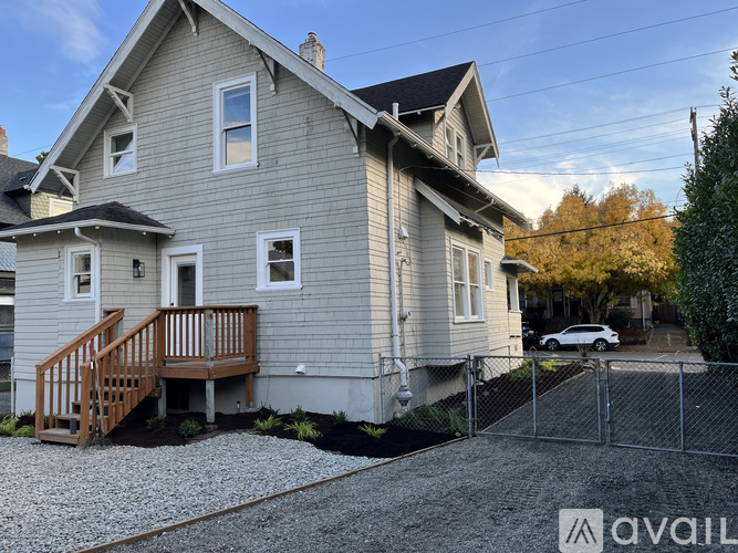 619 Northeast Stanton Street 4 Beds Single Family Home for Rent - Photo gallery 4