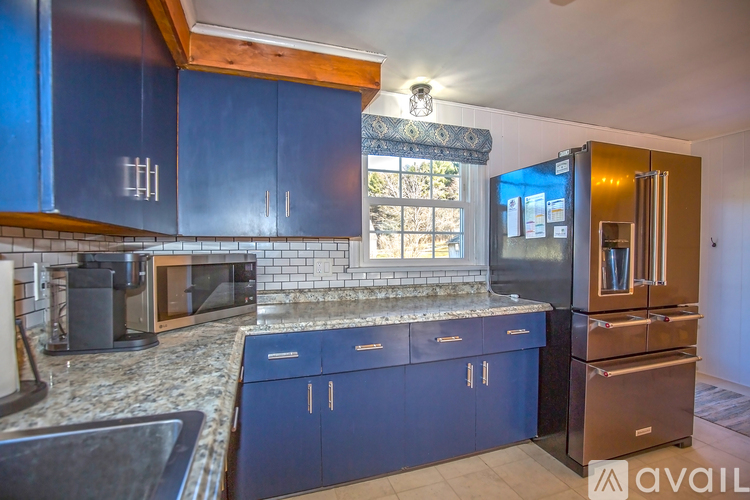40 Debra Avenue 4 Beds Single Family Home for Rent - Photo gallery 4