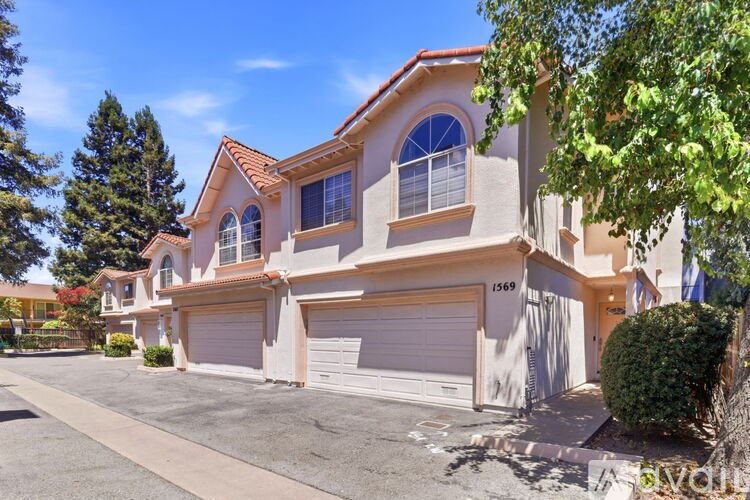 1569 Oxford Street 3 Beds Single Family Home for Rent - Photo gallery 2