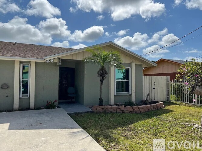 17905 Southwest 105th Avenue 4 Beds Single Family Home for Rent - Photo gallery 1