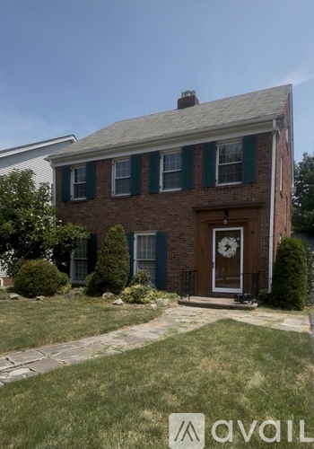131 E 200th St 4 Beds Single Family Home for Rent - Photo gallery 4