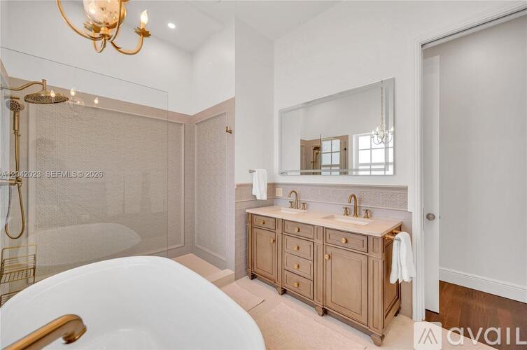 30 NE 44th St 5 Beds Single Family Home for Rent - Photo gallery 1