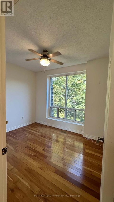 MAIN - 4- 75 UPPER CANADA DRIVE 3 Beds Apartment for Rent