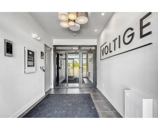 A hallway with a sign that says "VOLTIE" on the wall.
