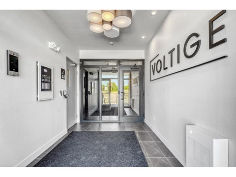 A hallway with a sign that says "VOLTIE" on the wall.