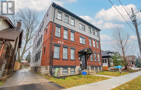 A brick building with the number 425 on it.