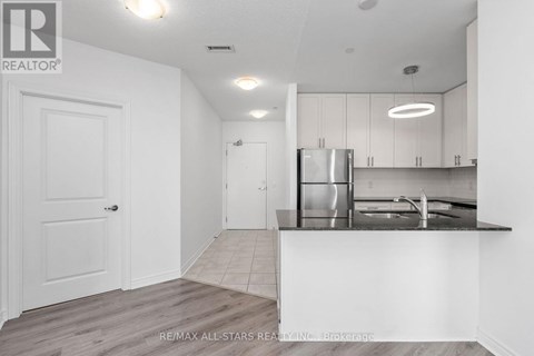 410 - 39 NEW DELHI DRIVE 3 Beds Apartment for Rent