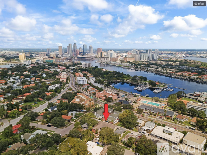 A red arrow points to a building in a city.