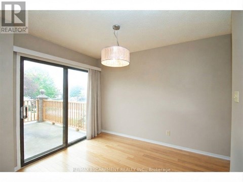 38 - 38 ELORA DRIVE 3 Beds Apartment for Rent