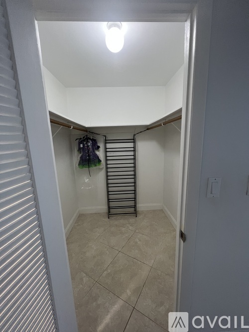 6039 Collins Ave 2 Beds Apartment for Rent - Photo gallery 5
