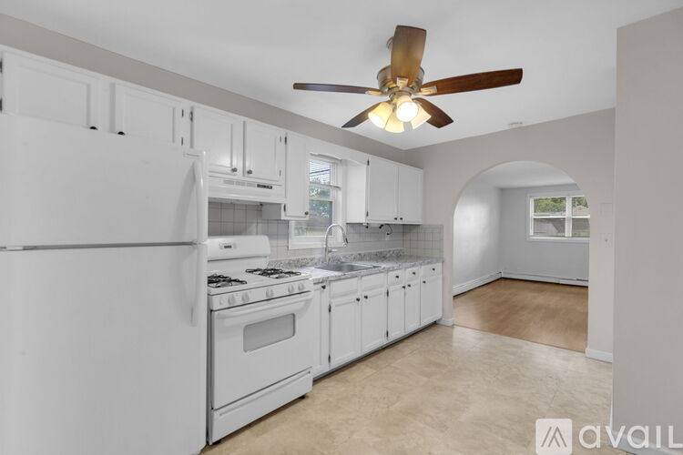 15 Peak Avenue 2 Beds Single Family Home for Rent - Photo gallery 1