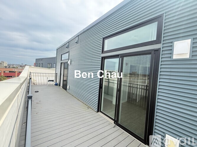 A building with a sign that says "Ben Chau" on the side of it.