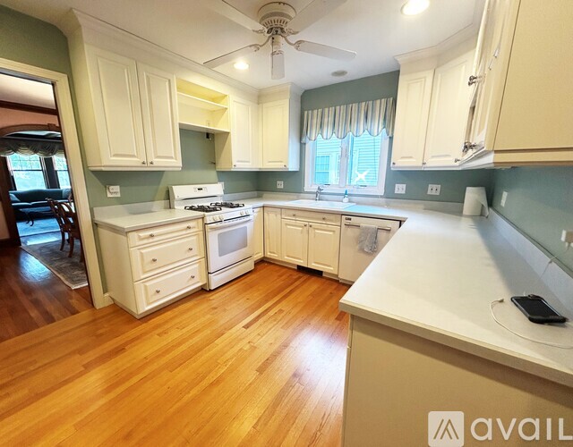32 Sanborn Ave 3 Beds Apartment for Rent - Photo gallery 2