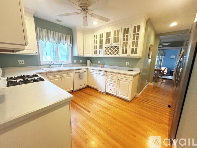 32 Sanborn Ave 3 Beds Apartment for Rent - Photo gallery 3
