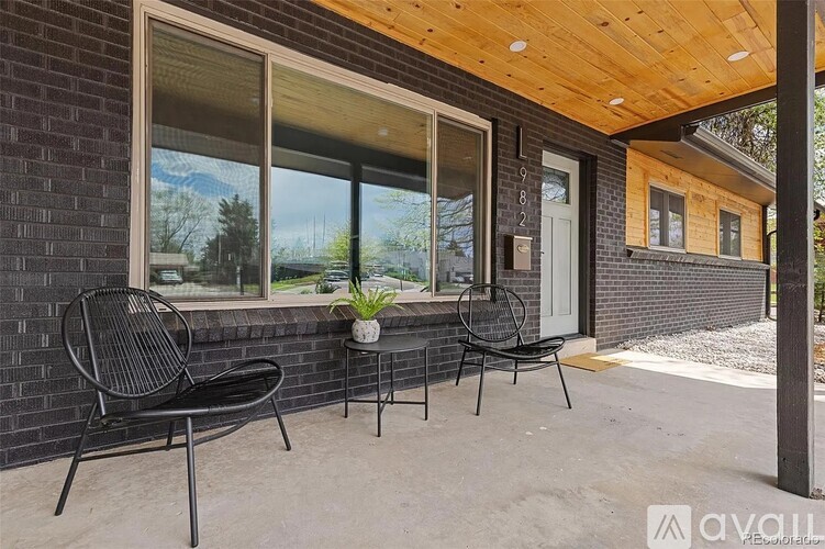 982 S Holly St 5 Beds Single Family Home for Rent - Photo gallery 2