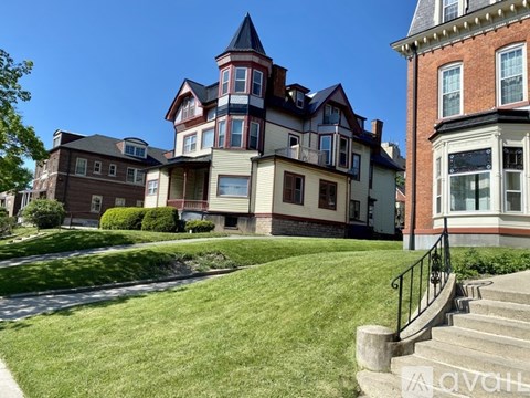 625 Niagara Street 2 Beds Apartment for Rent