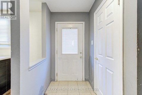 17 - 45 HANSEN ROAD N 4 Beds Apartment for Rent