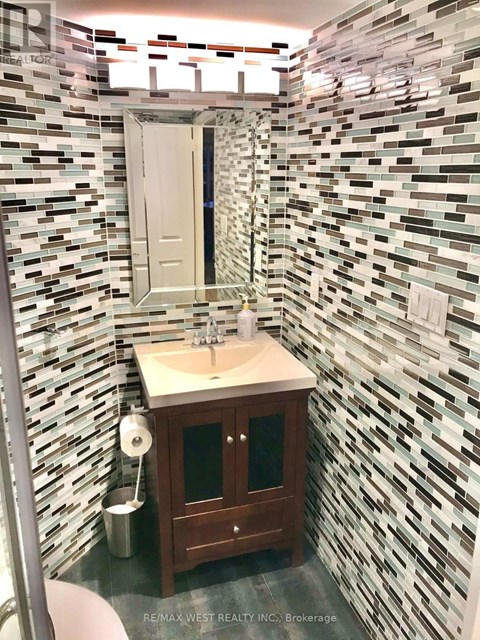 A bathroom with a sink and a mirror.