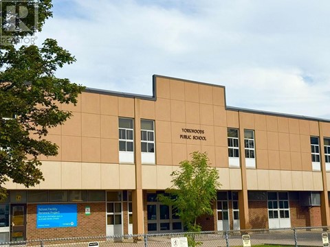 A building with a sign that says "Yorkwoods Public School".