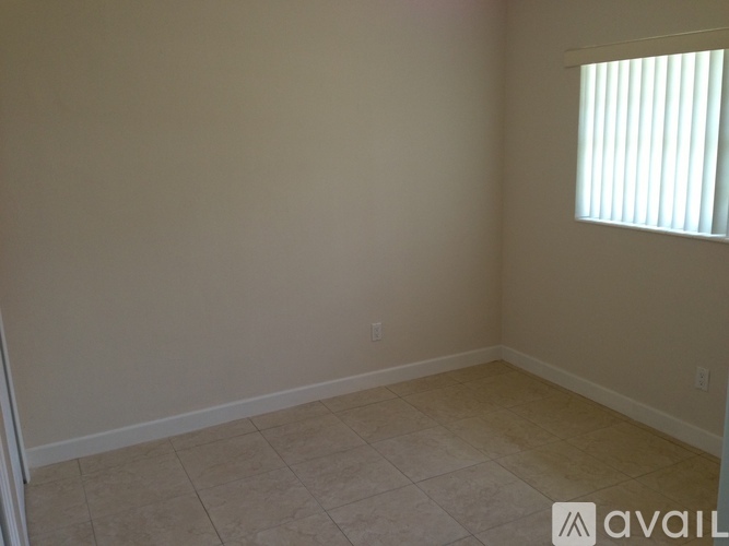 249 Southwest 11th Street 3 Beds Apartment for Rent - Photo gallery 2