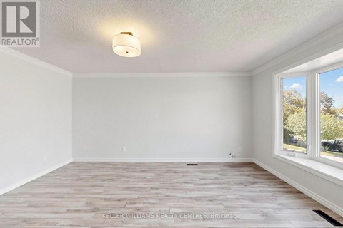UPPER - 807 GREENFIELD CRESCENT 3 Beds Apartment for Rent