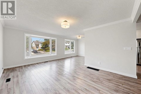 UPPER - 807 GREENFIELD CRESCENT 3 Beds Apartment for Rent