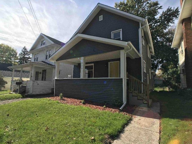 215 N Clemens Ave 4 Beds Single Family Home for Rent - Photo gallery 3