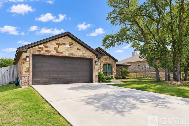 A house with a garage door and a driveway.
