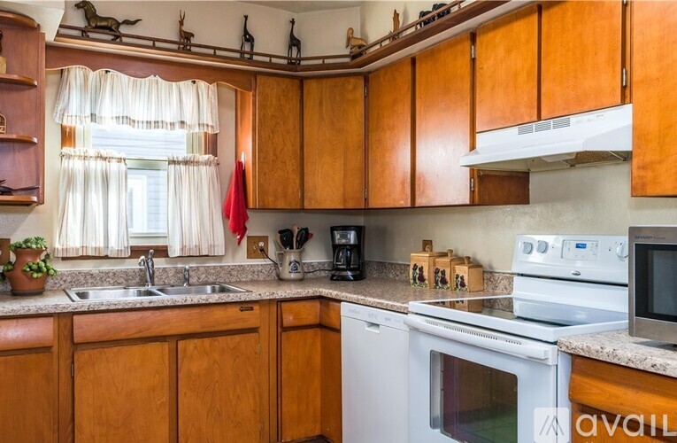 4535 Varney Ave 3 Beds Single Family Home for Rent - Photo gallery 3