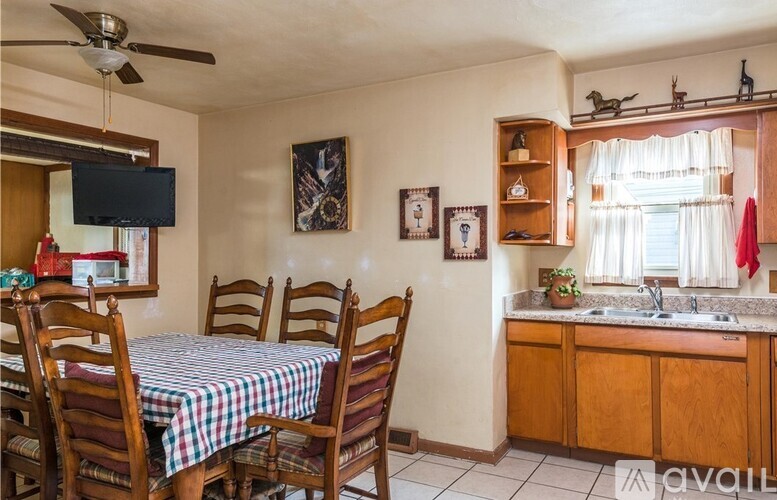 4535 Varney Ave 3 Beds Single Family Home for Rent - Photo gallery 4