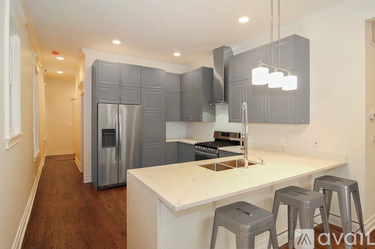4153 N Western Ave 3 Beds Apartment for Rent - Photo gallery 1