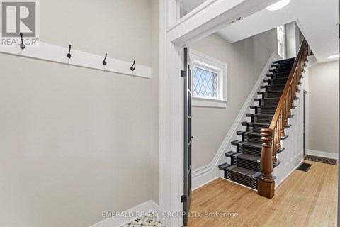 UPPER - 7 ORMOND STREET S 2 Beds Apartment for Rent