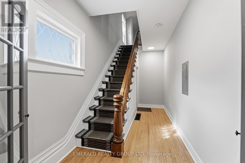 UPPER - 7 ORMOND STREET S 2 Beds Apartment for Rent