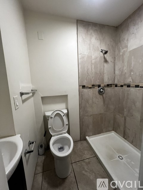 A bathroom with a toilet, sink, and bathtub.