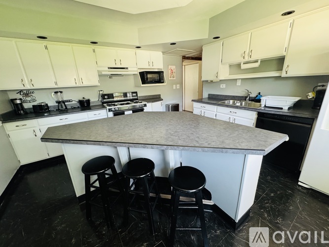 7932 Sherwood Cir N 1 Single Family Home for Rent - Photo gallery 1