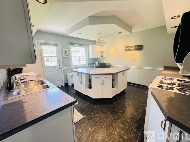 7932 Sherwood Cir N 1 Single Family Home for Rent - Photo gallery 2