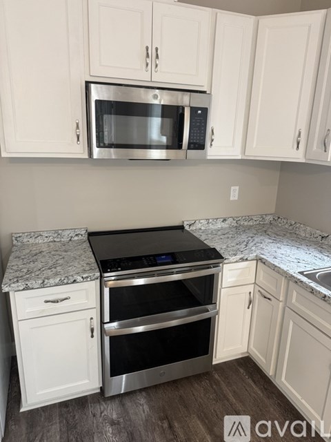 A kitchen with a microwave above an oven.