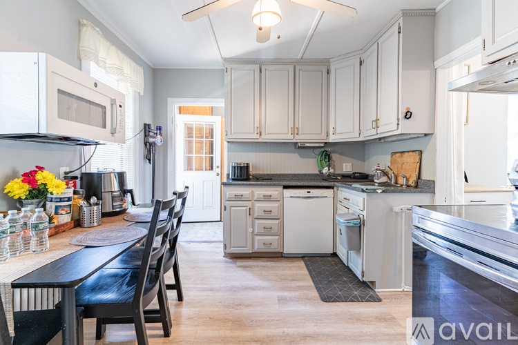 18 High St 4 Beds Single Family Home for Rent - Photo gallery 4
