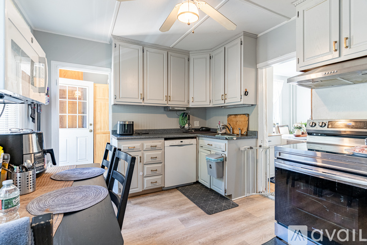 18 High St 4 Beds Single Family Home for Rent - Photo gallery 5
